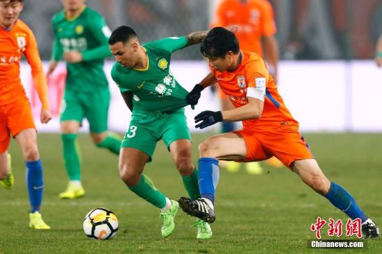 京鲁大战向来不缺少看点。资料图:2019年足协杯决赛首回合比赛,北京中赫国安1比1战平山东鲁能。中新社记者 富田 摄 京鲁大战向来不缺少看点。资料图:2019年足协杯决赛首回合比赛,北京中赫国安1比1战平山东鲁能。/p中新社记者 富田 摄