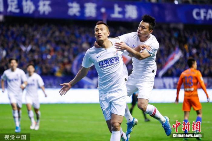 资料图:2019赛季足协杯决赛,不被看好的上海申花逆袭夺冠。 资料图:2019赛季足协杯决赛,不被看好的上海申花逆袭夺冠。