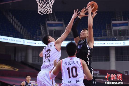 资料图:8月16日,广东决胜辽宁,卫冕CBA联赛冠军。图为辽宁队韩德君持球进攻。图片来源:视觉中国 资料图:8月16日,广东决胜辽宁,卫冕CBA联赛冠军。图为辽宁队韩德君持球进攻。图片来源:视觉中国