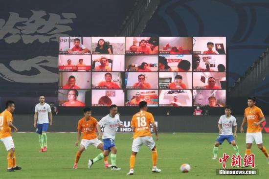 资料图:7月25日,2020中国足球协会超级联赛(苏州赛区)打响揭幕战,最终武汉卓尔队(橙色上衣)以2比0战胜青岛黄海青港队(白色上衣)。受新冠肺炎疫情的影响,该联赛目前采用集中赛会制和空场比赛的方式进行。图为现场大屏幕展示在线观战的球迷。中新社记者 泱波 摄 资料图:7月25日,2020中国足球协会超级联赛(苏州赛区)打响揭幕战,最终武汉卓尔队(橙色上衣)以2比0战胜青岛黄海青港队(白色上衣)。受新冠肺炎疫情的影响,该联赛目前采用集中赛会制和空场比赛的方式进行。图为现场大屏幕展示在线观战的球迷。/p中新社记者 泱波 摄