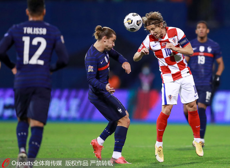 莫德里奇与格列兹曼争抢头球