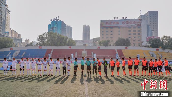 图为比赛选手上场。 刘羽新 摄 图为比赛选手上场。 刘羽新 摄