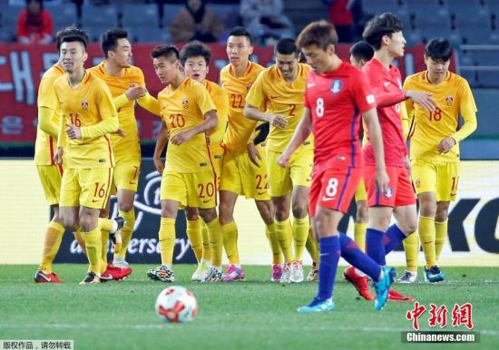 资料图为韦世豪(黄色20号)在2017年东亚杯与韩国队的比赛中率先为中国队进球,队友上前庆祝。 资料图为韦世豪(黄色20号)在2017年东亚杯与韩国队的比赛中率先为中国队进球,队友上前庆祝。