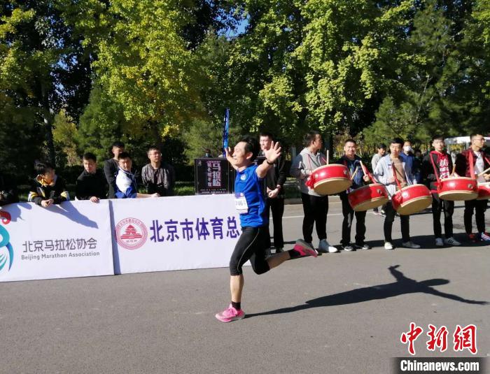 “奔向太空”2020航天城半程马拉松赛参赛者正挥汗畅跑。　朱晨曦 摄