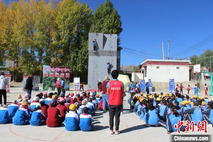 图为17日,西藏日喀则市桑珠孜区第三小学学生体验“岩壁上的芭蕾”。 次仁片多 摄 图为17日,西藏日喀则市桑珠孜区第三小学学生体验“岩壁上的芭蕾”。 次仁片多 摄