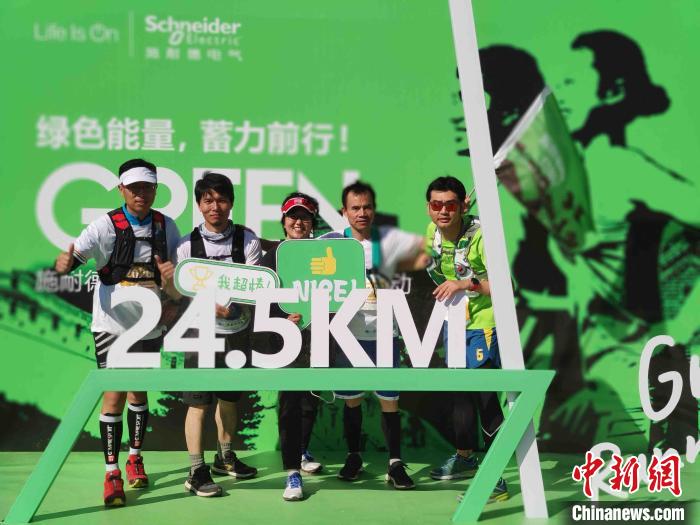 善行者全程38.3公里，图为队员们通过24.5公里。　徐潇 摄