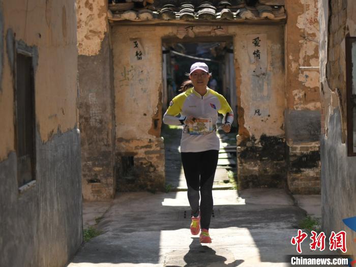 运动员在古色古香的村落中参赛 南粤古驿道定向大赛组委会 摄 运动员在古色古香的村落中参赛 南粤古驿道定向大赛组委会 摄