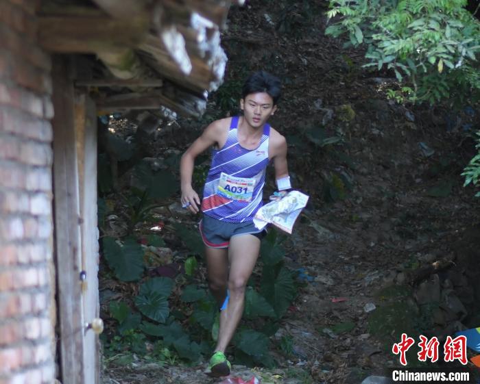 运动员参赛中 南粤古驿道定向大赛组委会 摄 运动员参赛中 南粤古驿道定向大赛组委会 摄