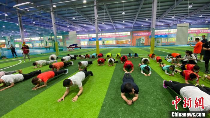 冠军和群众一起比赛平板撑5分钟 王妮娜摄