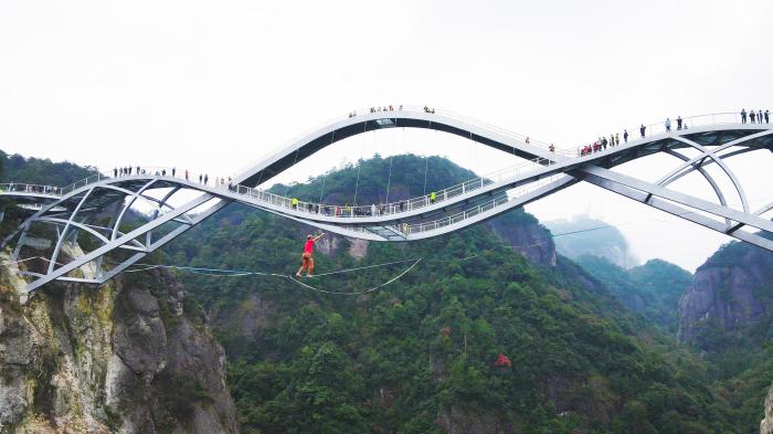 比赛现场惊险万分。中国登山协会供图 比赛现场惊险万分。中国登山协会供图