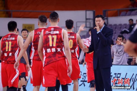 10月28日,在2018-2019赛季中国男子篮球职业联赛(CBA)第四轮比赛中,北京农商银行队主场110比115负于八一南昌队。图为八一南昌队主教练王治郅(右一)在比赛中。/p中新社记者 韩海丹 摄 10月28日,在2018-2019赛季中国男子篮球职业联赛(CBA)第四轮比赛中,北京农商银行队主场110比115负于八一南昌队。图为八一南昌队主教练王治郅(右一)在比赛中。中新社记者 韩海丹 摄