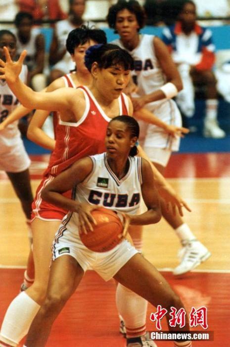 1992年8月5日晚,以郑海霞为主力中锋的中国女篮战胜古巴队,进入巴塞罗那奥运会女篮决赛。中新社记者 赵伟 摄 1992年8月5日晚,以郑海霞为主力中锋的中国女篮战胜古巴队,进入巴塞罗那奥运会女篮决赛。/p中新社记者 赵伟 摄