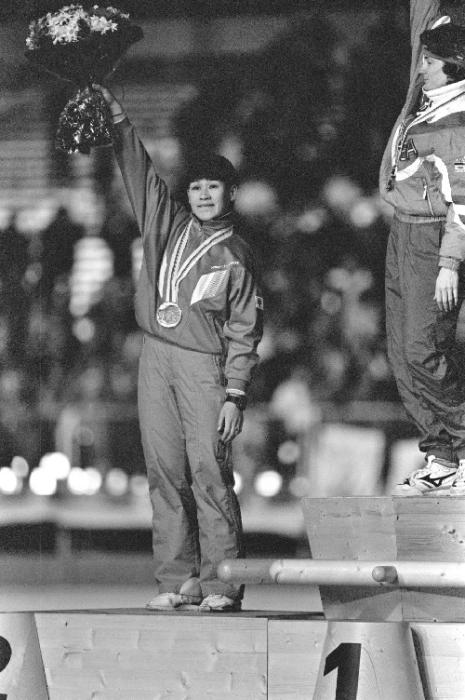 1992年2月10日,叶乔波在颁奖仪式上。1992年,第16届冬奥会在法国阿尔贝维尔举行,叶乔波连夺女子速滑500米和1000米两枚银牌,终结了中国冬奥会无奖牌的历史。 新华社记者李根兴摄 1992年2月10日,叶乔波在颁奖仪式上。1992年,第16届冬奥会在法国阿尔贝维尔举行,叶乔波连夺女子速滑500米和1000米两枚银牌,终结了中国冬奥会无奖牌的历史。 新华社记者李根兴摄