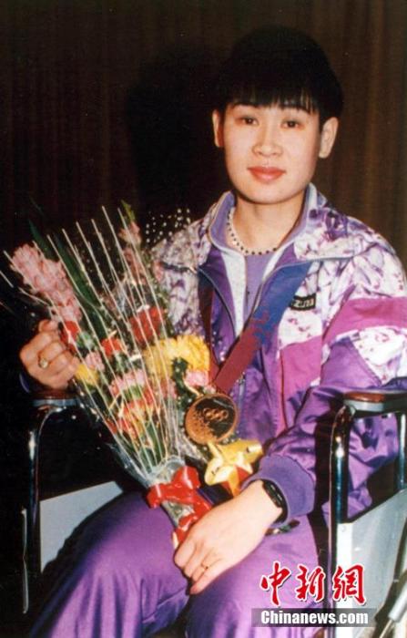 1992年法国阿尔贝维尔第十六届冬季奥运会,叶乔波挂着冰刀去,坐着轮椅凯旋成为当年的一个体坛神话。中新社发 赵彤杰 摄 1992年法国阿尔贝维尔第十六届冬季奥运会,叶乔波挂着冰刀去,坐着轮椅凯旋成为当年的一个体坛神话。/p中新社发 赵彤杰 摄