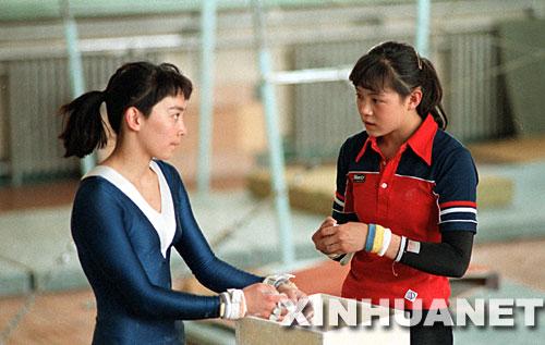 1984年6月,即将参加第23届奥运会的马燕红(左)和吴佳妮在训练间隙交谈。(资料照片) 新华社记者胡越摄 1984年6月,即将参加第23届奥运会的马燕红(左)和吴佳妮在训练间隙交谈。(资料照片) 新华社记者胡越摄