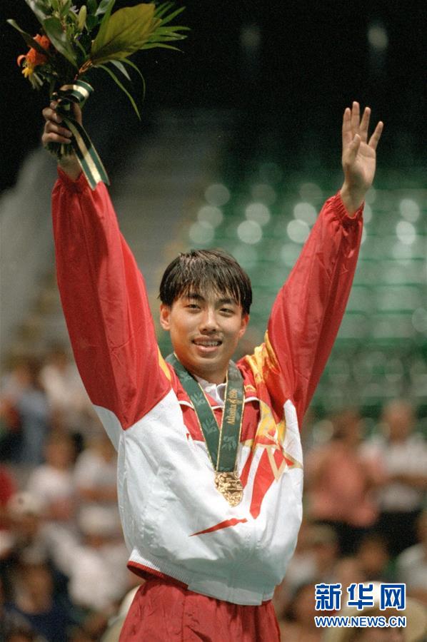 1996年8月1日,刘国梁夺得亚特兰大奥运会乒乓球男子单打金牌。新华社发(徐步摄) 1996年8月1日,刘国梁夺得亚特兰大奥运会乒乓球男子单打金牌。新华社发(徐步摄)