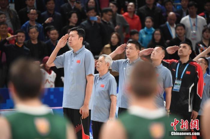 中国八一男篮主教练王治郅(左一)行军礼。中新社记者 侯宇 摄 中国八一男篮主教练王治郅(左一)行军礼。/p中新社记者 侯宇 摄