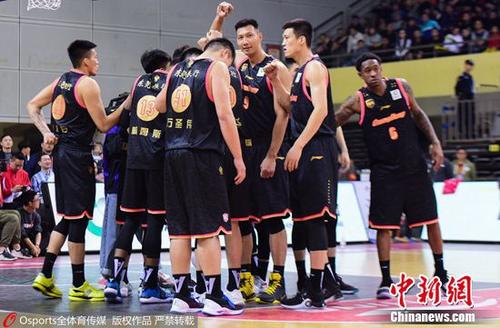 资料图为2019年3月30日,2018-2019赛季CBA季后赛1/4决赛第3场:江苏肯帝亚vs广东宏远。图片来源:Osports全体育图片社 资料图为2019年3月30日,2018-2019赛季CBA季后赛1/4决赛第3场:江苏肯帝亚vs广东宏远。图片来源:Osports全体育图片社