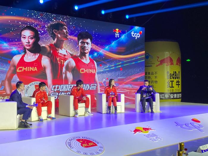 苏炳添、王宇和李玲分享自己冠军之路的感悟。主办方供图 苏炳添、王宇和李玲分享自己冠军之路的感悟。主办方供图