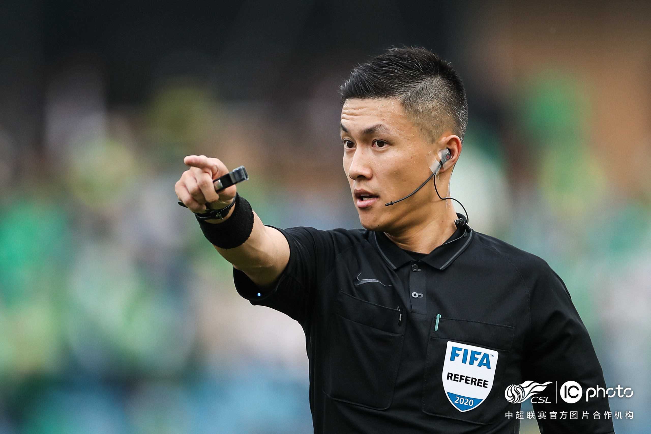 首回合比赛中的争议裁判沈寅豪。图片来源:中超联赛/IC photo官方供图 首回合比赛中的争议裁判沈寅豪。图片来源:中超联赛/IC photo官方供图