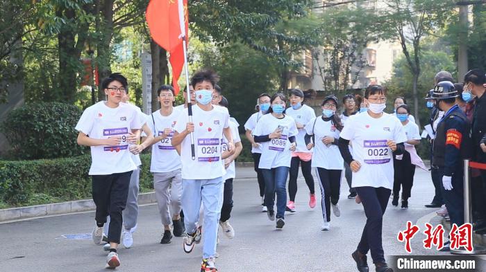 图为义跑者在奔跑中。 刀志楠 摄 图为义跑者在奔跑中。 刀志楠 摄