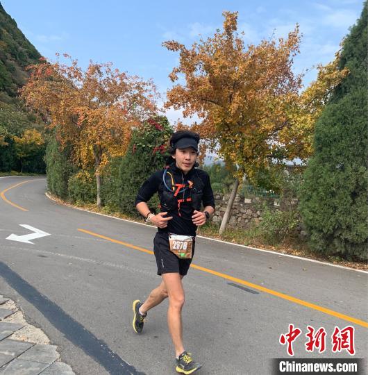 正在努力跑向终点的参赛选手。 刘小红 摄 正在努力跑向终点的参赛选手。 刘小红 摄