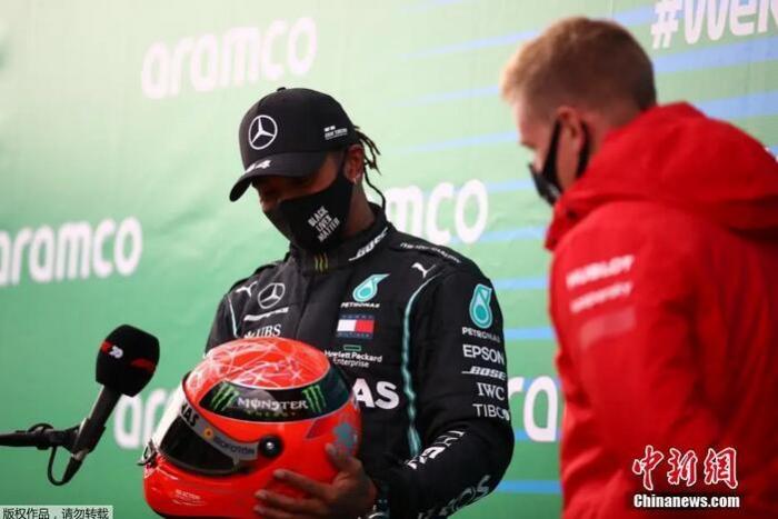 当地时间11日,F1德国站正赛落下帷幕,汉密尔顿拿下F1生涯第91个分站赛冠军,追平舒马赫保持的纪录,并列历史第一。赛后舒马赫的儿子米克·舒马赫到场祝贺并将自己父亲的头盔赠送给汉密尔顿。 当地时间11日,F1德国站正赛落下帷幕,汉密尔顿拿下F1生涯第91个分站赛冠军,追平舒马赫保持的纪录,并列历史第一。赛后舒马赫的儿子米克·舒马赫到场祝贺并将自己父亲的头盔赠送给汉密尔顿。