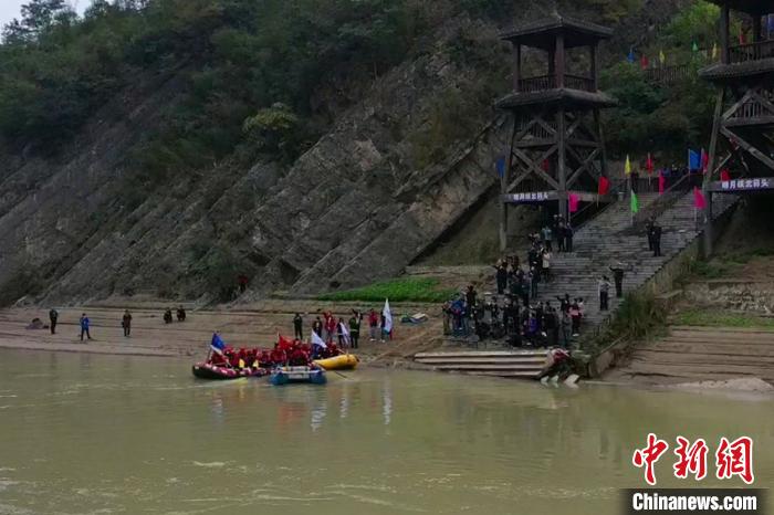 图为3艘漂流艇载着25名专业漂流队员从明月峡古栈道北码头下水嘉陵江。 苗志勇 摄 图为3艘漂流艇载着25名专业漂流队员从明月峡古栈道北码头下水嘉陵江。 苗志勇 摄