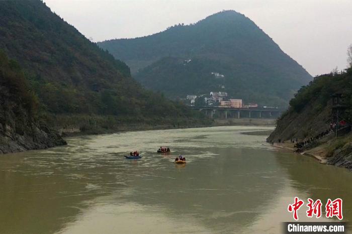 3艘漂流艇载着25名专业漂流队员离岸正式开启了“千里嘉陵第一漂”。 苗志勇 摄 3艘漂流艇载着25名专业漂流队员离岸正式开启了“千里嘉陵第一漂”。 苗志勇 摄