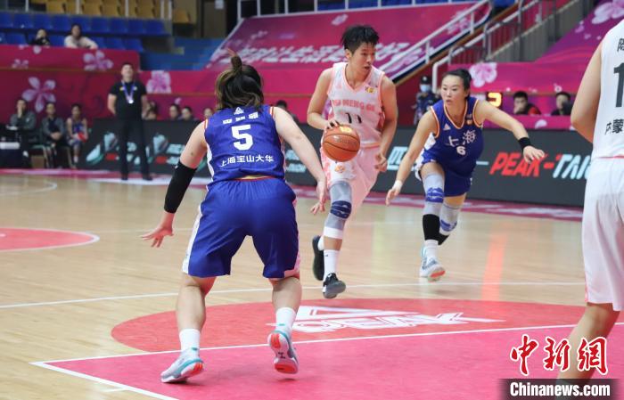 图为内蒙古农信女篮在比赛中。内蒙古农信女篮球队供图 图为内蒙古农信女篮在比赛中。内蒙古农信女篮球队供图