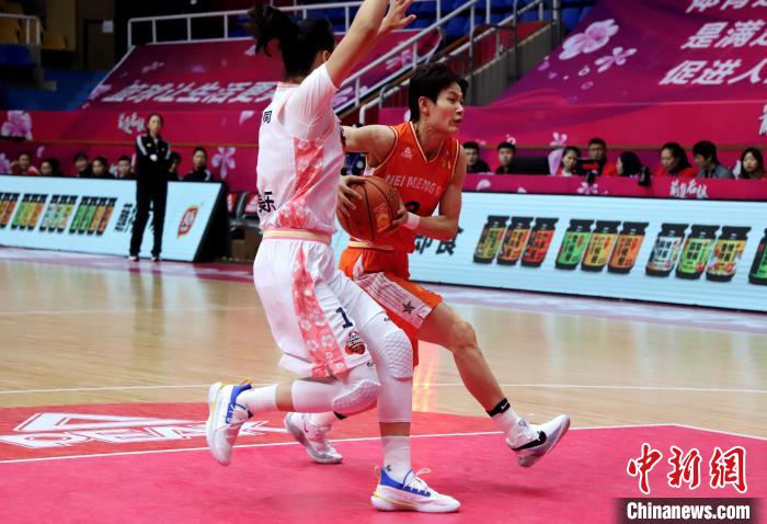 图为内蒙古农信女篮在比赛中。内蒙古农信女篮球队供图 图为内蒙古农信女篮在比赛中。内蒙古农信女篮球队供图