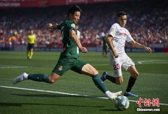 资料图：北京时间2月16日，西甲24轮西班牙人2:2战平塞维利亚。中国球员武磊首发登场，并在比赛的第49分钟破门，帮助球队2:1反超比分。这也是武磊赛季第一粒联赛客场进球，此前他曾在主场攻破过巴萨、赫塔菲的球门。