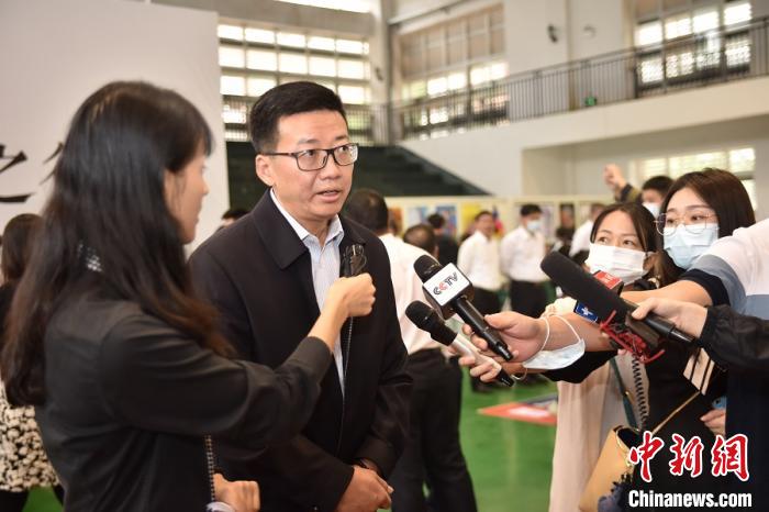 活动的共同主办方恒源祥集团董事长陈忠伟接受记者采访。张敏霞 供图