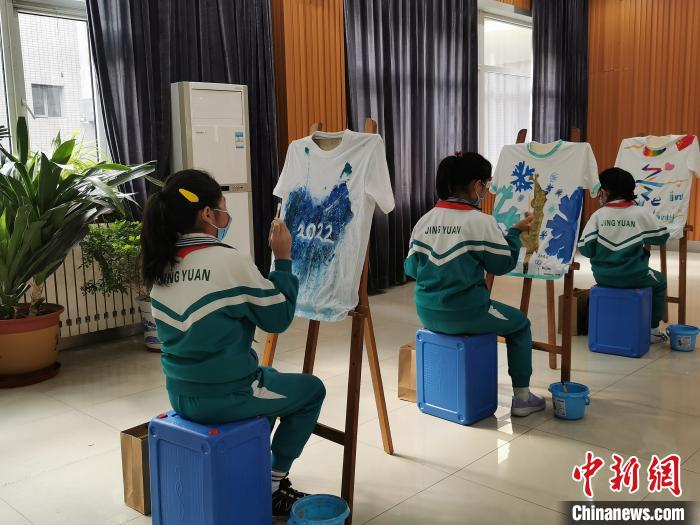 小学生们在”画冬奥“ 邢翀 摄 小学生们在”画冬奥“ 邢翀 摄
