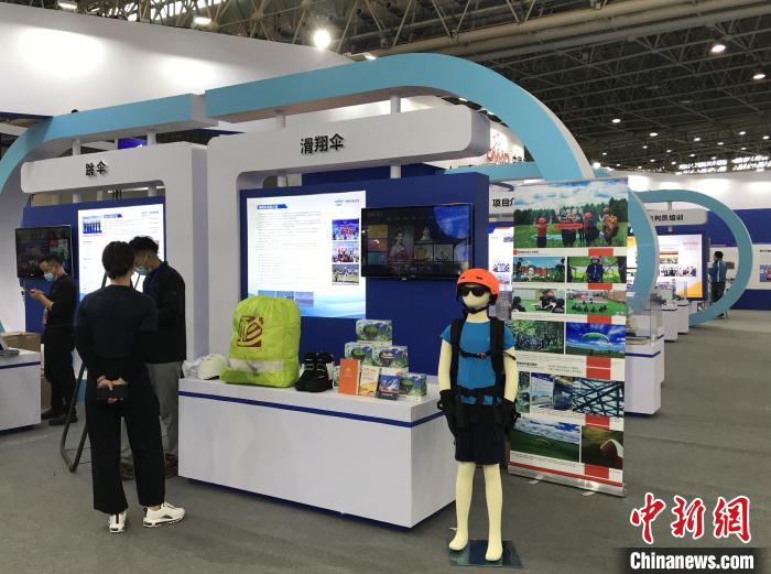 青博会现场青少年航空运动展示区 张芹 摄 青博会现场青少年航空运动展示区 张芹 摄