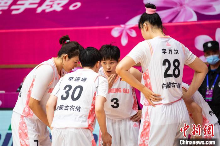图为内蒙古农信女篮在比赛中。内蒙古农信女篮供图 图为内蒙古农信女篮在比赛中。内蒙古农信女篮供图