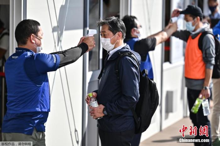 作为新冠病毒对策,相关人员测试了入场时检测体温的三种方法,包括热成像仪测温、非接触式体温计、贴在手腕上就能知道是否发热的“测温贴”。等候排队测试了间隔1至1.5米的方式,检测的保安人员戴着口罩和防护面罩等。 作为新冠病毒对策,相关人员测试了入场时检测体温的三种方法,包括热成像仪测温、非接触式体温计、贴在手腕上就能知道是否发热的“测温贴”。等候排队测试了间隔1至1.5米的方式,检测的保安人员戴着口罩和防护面罩等。
