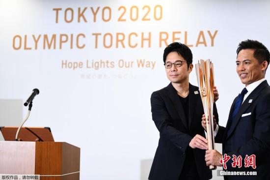 当地时间3月20日,日本东京奥组委在东京揭晓了2020年东京奥运会火炬式样。东京奥运火炬造型的灵感源自樱花,火炬顶部设计成花瓣状,奥运火种将从五个“花瓣”及中央“花蕊”部分点燃。 当地时间3月20日,日本东京奥组委在东京揭晓了2020年东京奥运会火炬式样。东京奥运火炬造型的灵感源自樱花,火炬顶部设计成花瓣状,奥运火种将从五个“花瓣”及中央“花蕊”部分点燃。
