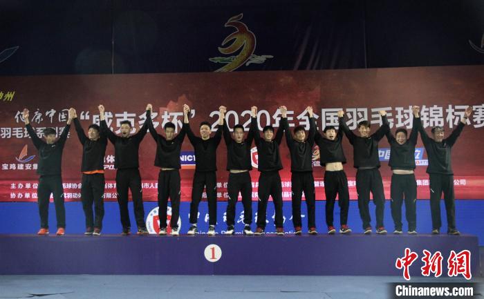 图为湖南一队登上冠军领奖台。 张一辰 摄 图为湖南一队登上冠军领奖台。 张一辰 摄
