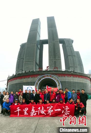 队员们从广元市朝天区到达重庆朝天门,完成“千里嘉陵第一漂”。 苗志勇 摄 队员们从广元市朝天区到达重庆朝天门,完成“千里嘉陵第一漂”。 苗志勇 摄