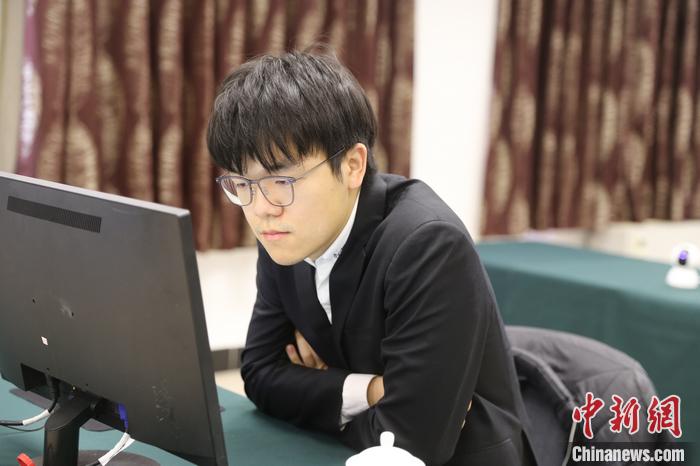 柯洁在11月3日的比赛中 中国围棋协会供图 柯洁在11月3日的比赛中 中国围棋协会供图