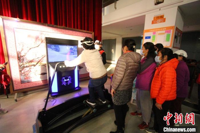 社区民众参与冰雪大篷车活动。睿智翔云供图