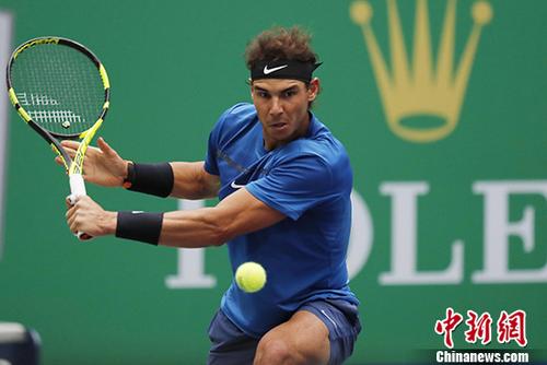 10月13日，在2017年ATP上海大师赛男单第四轮比赛中，西班牙选手拉菲尔·纳达尔以2比1艰难战胜保加利亚选手格里戈尔·迪米特洛夫，晋级半决赛。 /p中新社记者 殷立勤 摄