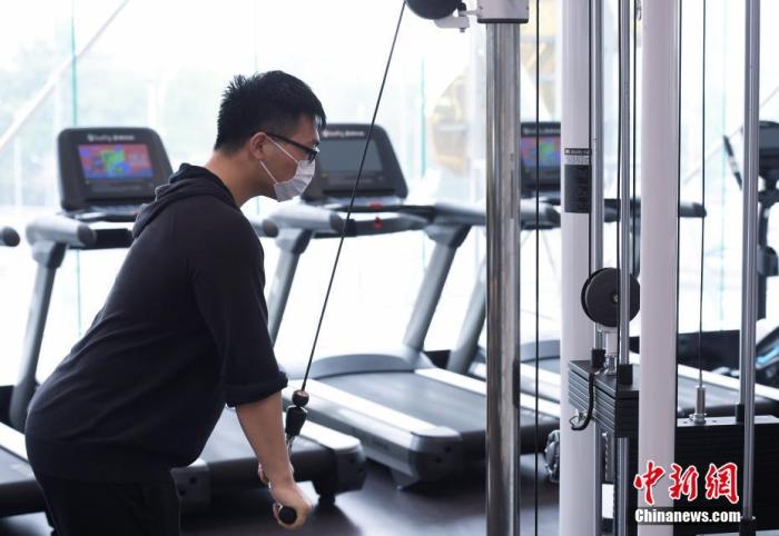 资料图:一位市民在北京市海淀区腾达大厦内的一家健身房内锻炼。新社记者 侯宇 摄 资料图:一位市民在北京市海淀区腾达大厦内的一家健身房内锻炼。新社记者 侯宇 摄