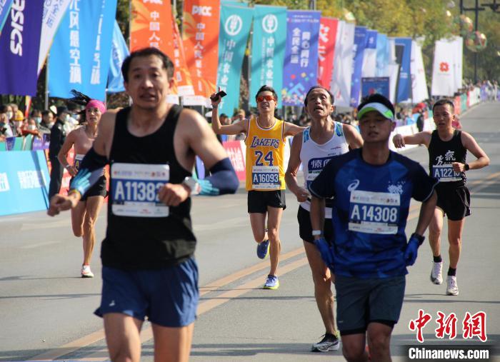 2020西安马拉松11月8日开跑,赛事设全程马拉松、半程马拉松、欢乐跑三个项目。 张一辰 摄 2020西安马拉松11月8日开跑,赛事设全程马拉松、半程马拉松、欢乐跑三个项目。 张一辰 摄