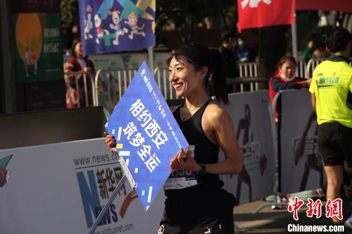 2020西安马拉松11月8日开跑,赛事设全程马拉松、半程马拉松、欢乐跑三个项目。 张一辰 摄 2020西安马拉松11月8日开跑,赛事设全程马拉松、半程马拉松、欢乐跑三个项目。 张一辰 摄