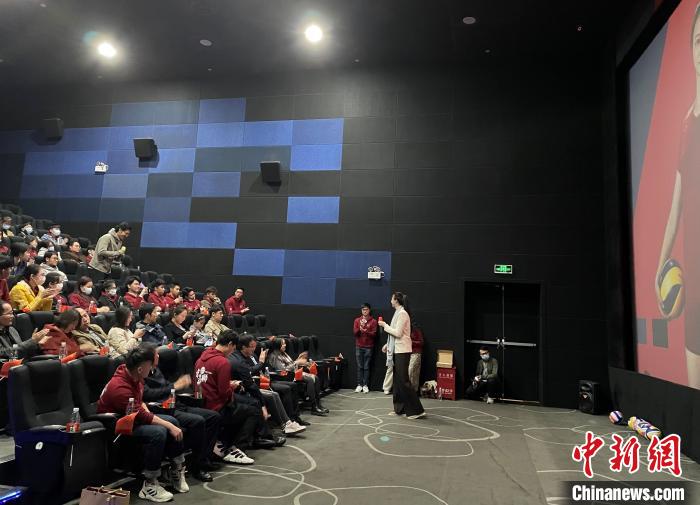 11月8月,北京高校香港学生联合会“我和我的祖国 2020”迎新营举办《夺冠》观影会,并邀请中国女排运动员惠若琪来到现场与学生们互动交流。图为惠若琪在影院与北京港生交流。中新社记者 李晗雪 摄 李晗雪 摄 11月8月,北京高校香港学生联合会“我和我的祖国 2020”迎新营举办《夺冠》观影会,并邀请中国女排运动员惠若琪来到现场与学生们互动交流。图为惠若琪在影院与北京港生交流。/p中新社记者 李晗雪 摄 李晗雪 摄