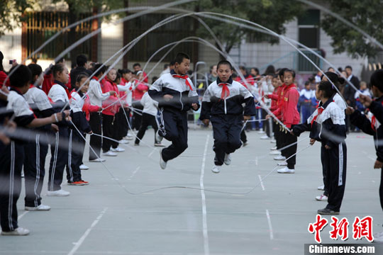 学生在校参与跳绳活动。中新社发 张云 摄 学生在校参与跳绳活动。/p中新社发 张云 摄
