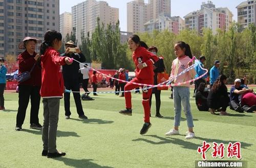 资料图。图为小朋友跳绳。中新社记者 马铭言 摄 资料图。图为小朋友跳绳。/p中新社记者 马铭言 摄