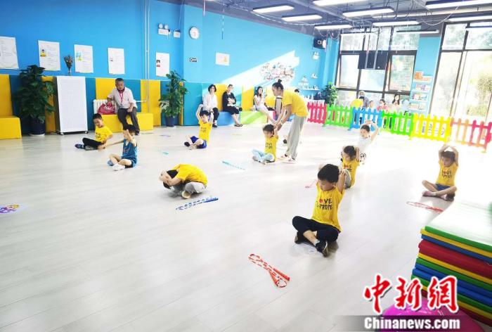 接受训练的小朋友。钟水军 供图 接受训练的小朋友。钟水军 供图